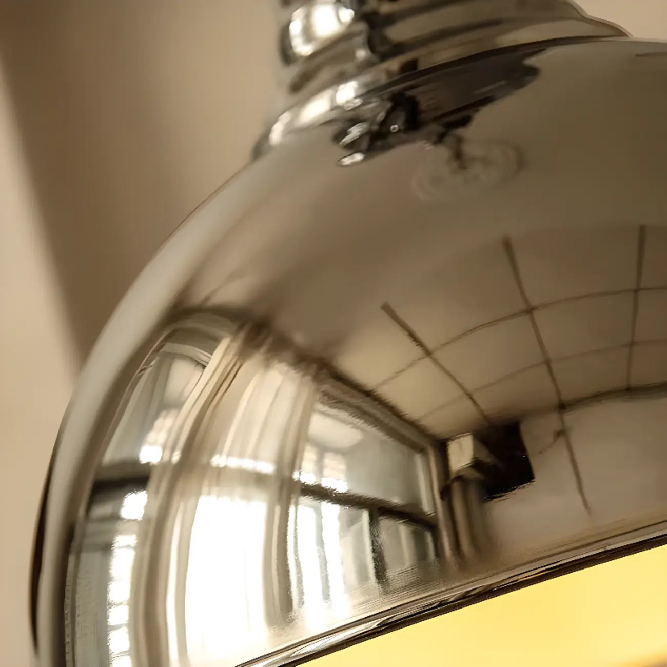 Suspension industrielle argentée en forme de dôme pour cuisine