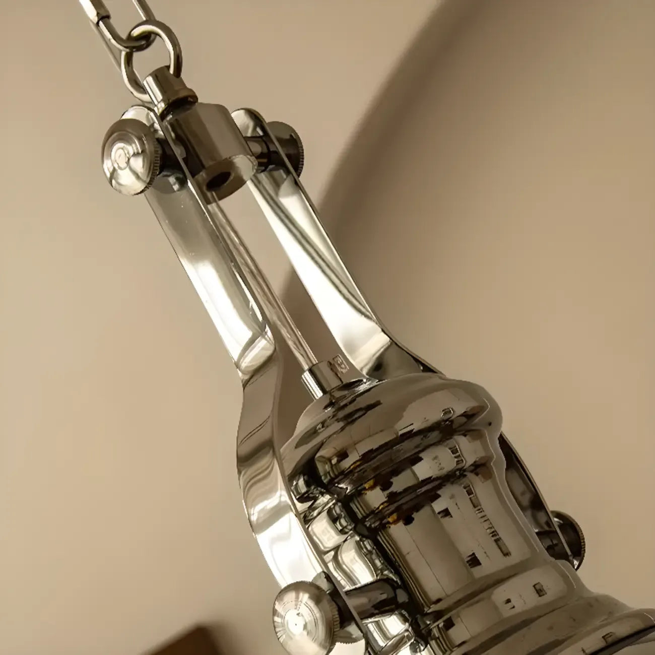 Suspension industrielle argentée en forme de dôme pour cuisine