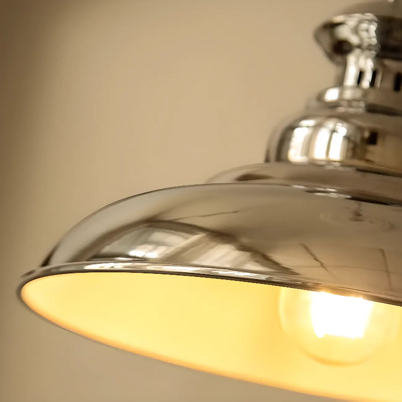 Suspension industrielle argentée en forme de dôme pour cuisine