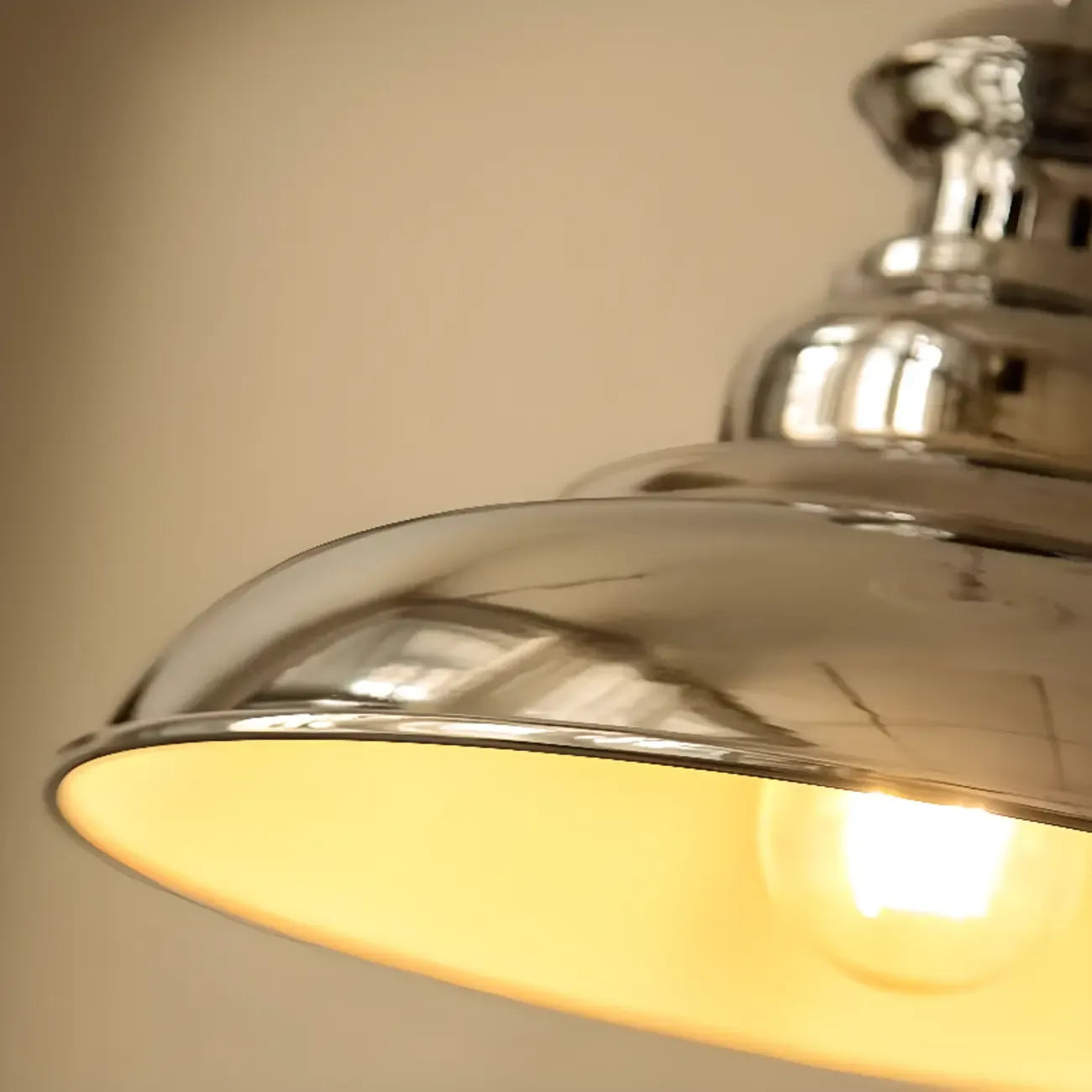 Suspension industrielle argentée en forme de dôme pour cuisine