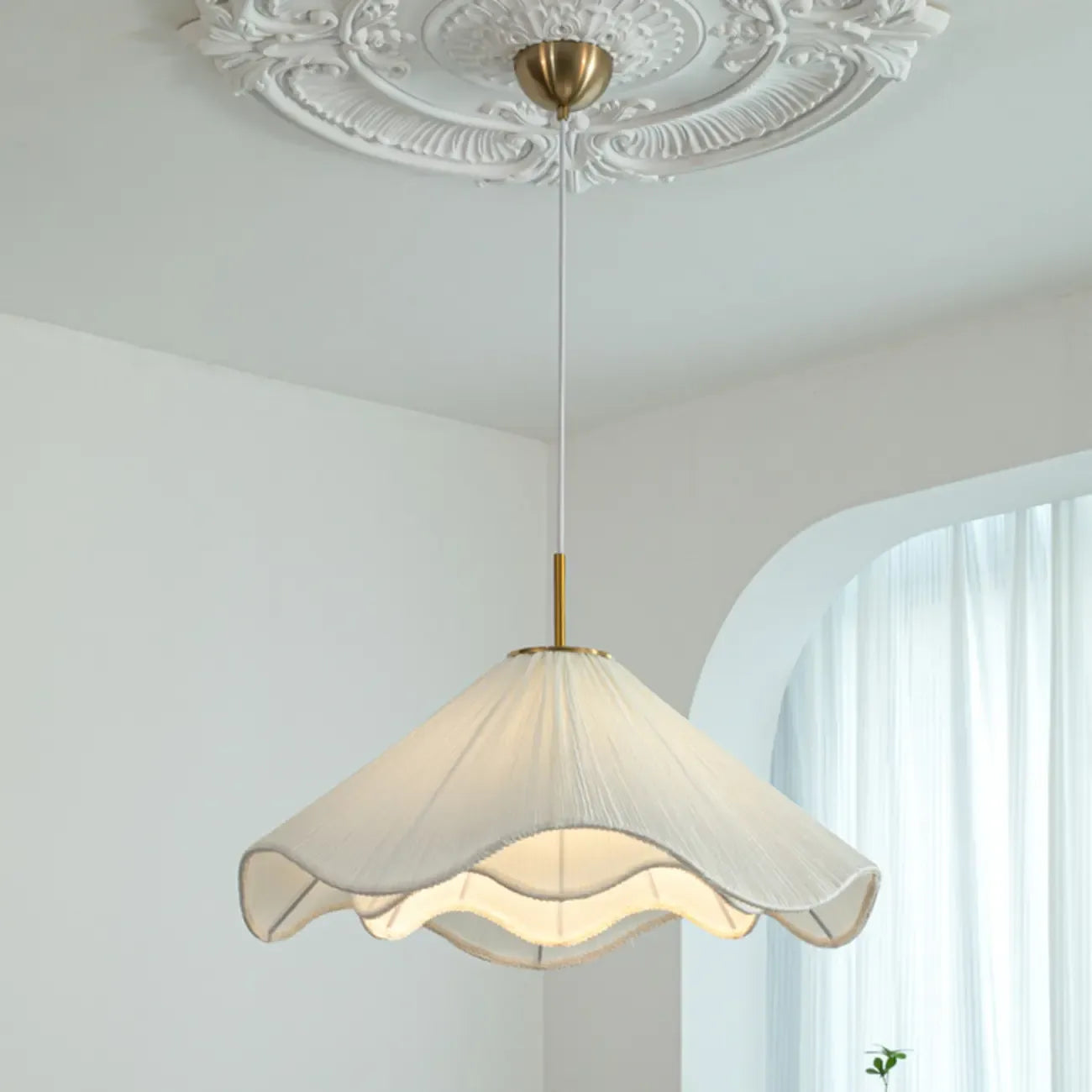 Suspension lumineuse réglable en tissu blanc en forme de fleur pour intérieur