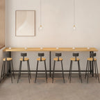 Tables de bar fixes en bois naturel avec repose-pieds