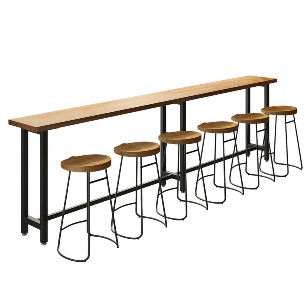 Tables de bar fixes en bois naturel avec repose-pieds