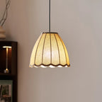 Suspension en tissu beige en forme de cloche