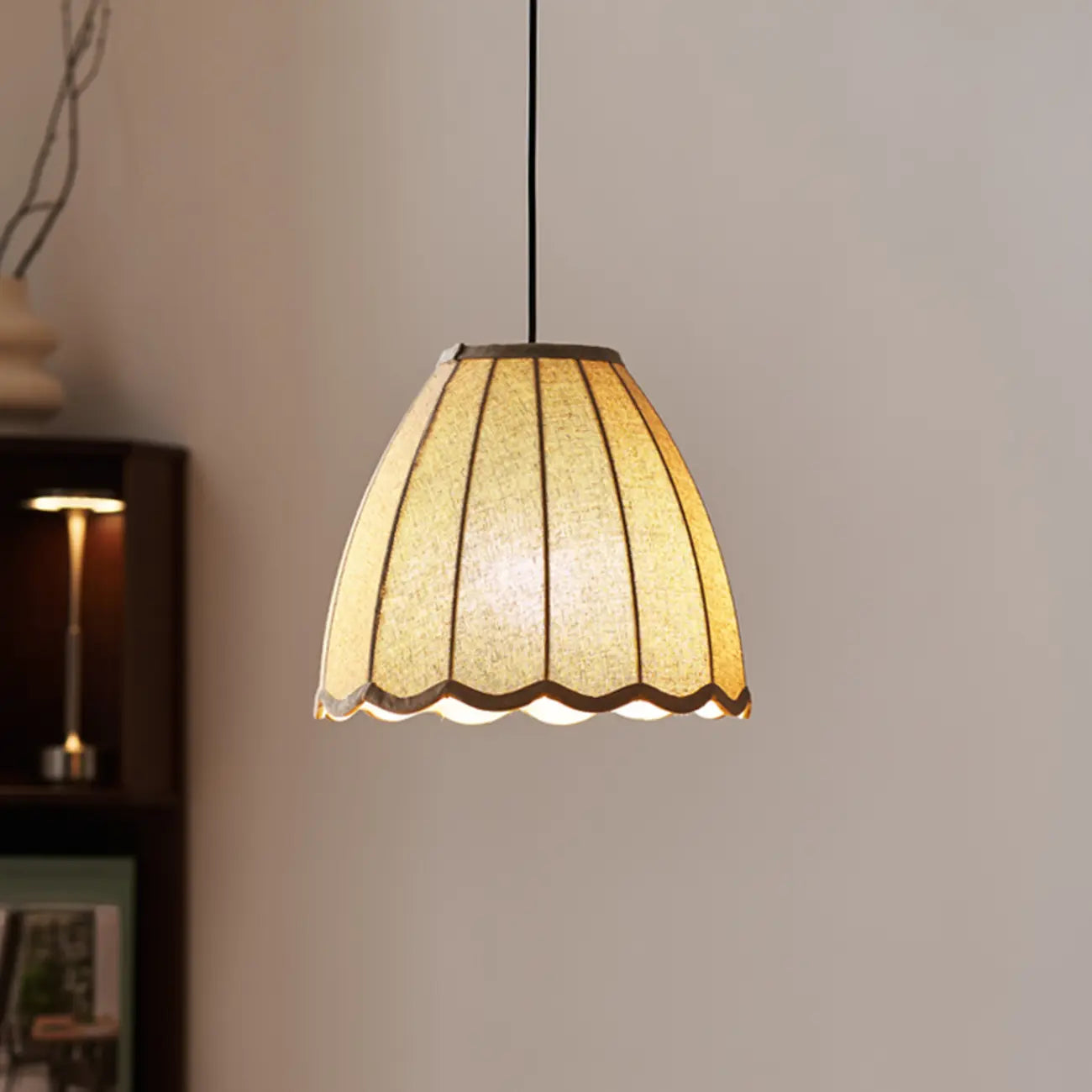Suspension en tissu beige en forme de cloche