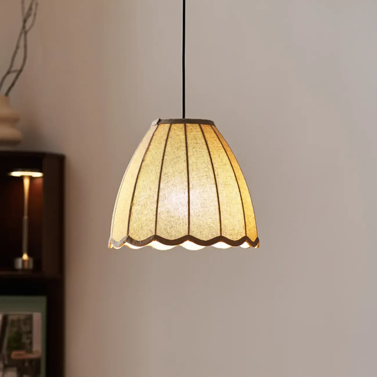 Suspension en tissu beige en forme de cloche