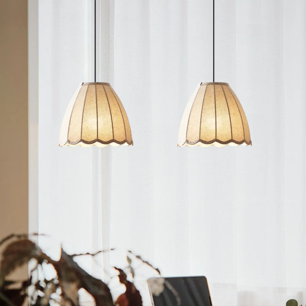Suspension en tissu beige en forme de cloche