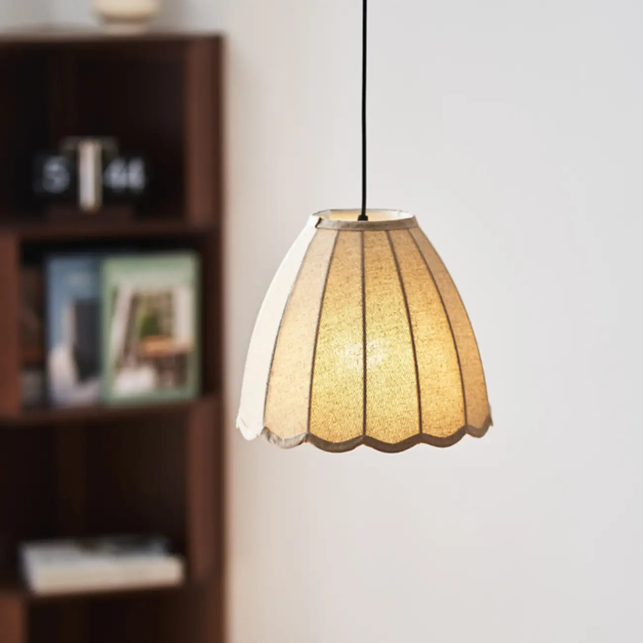 Suspension en tissu beige en forme de cloche