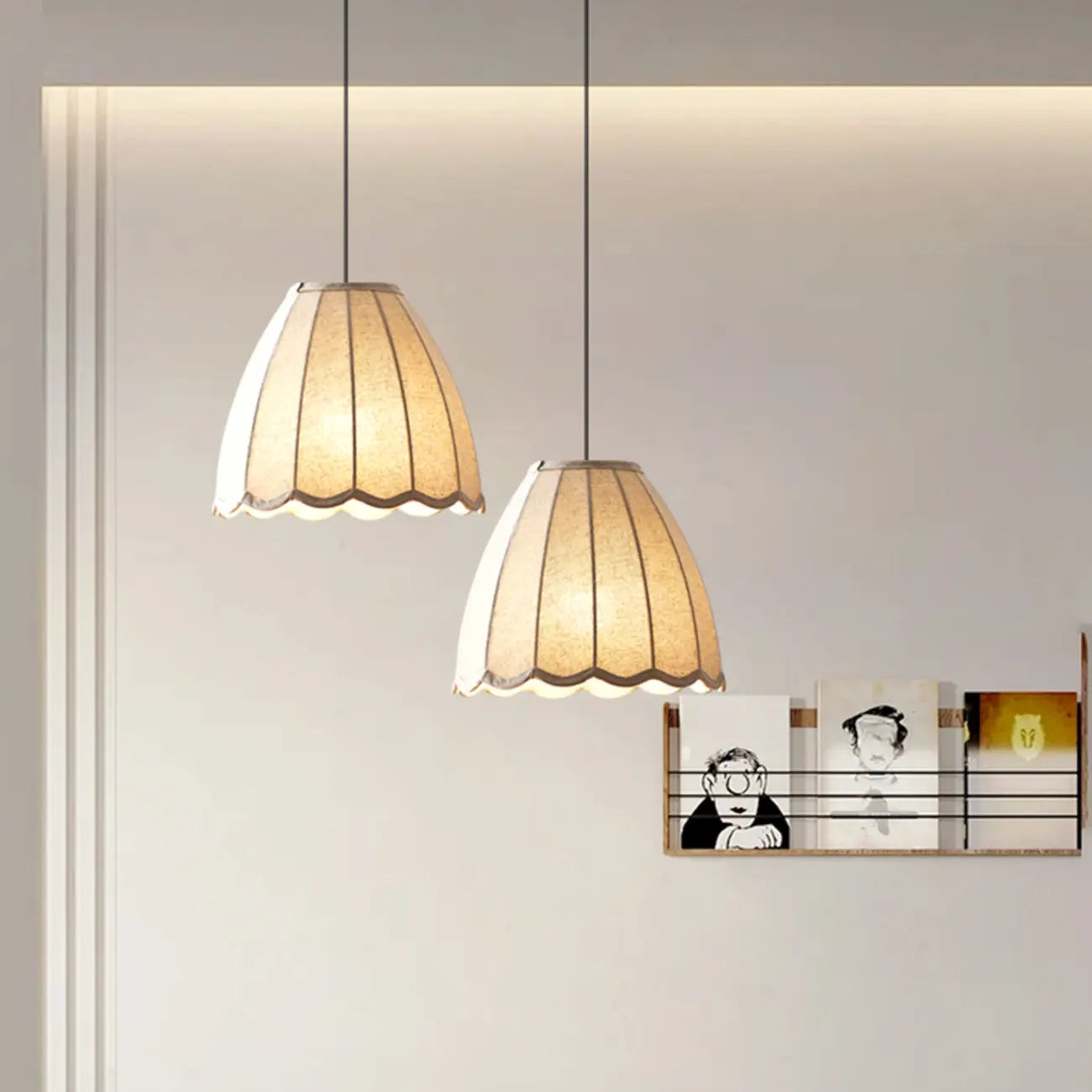 Suspension en tissu beige en forme de cloche