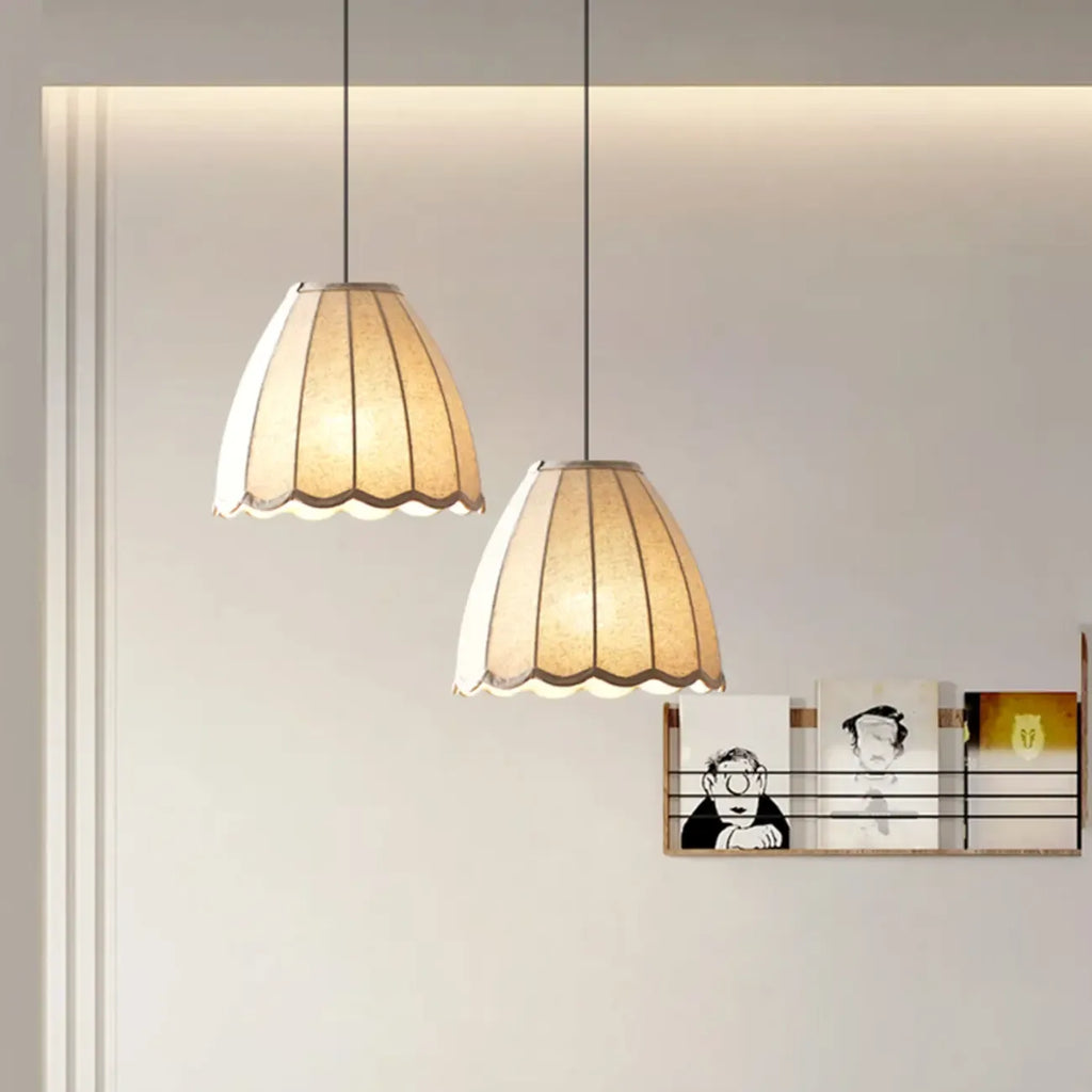 Suspension en tissu beige en forme de cloche