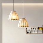 Suspension en tissu beige en forme de cloche