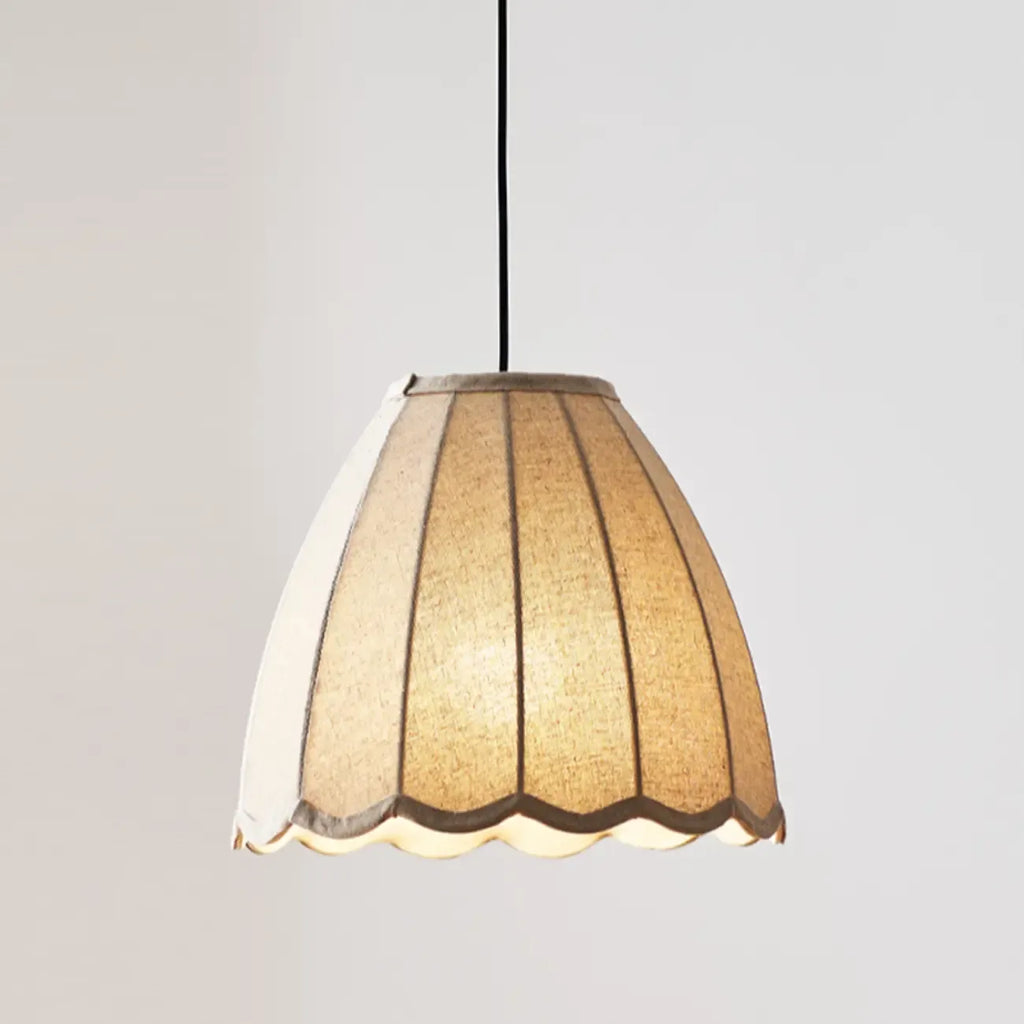Suspension en tissu beige en forme de cloche