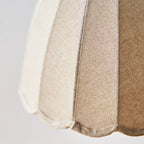 Suspension en tissu beige en forme de cloche