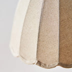 Suspension en tissu beige en forme de cloche