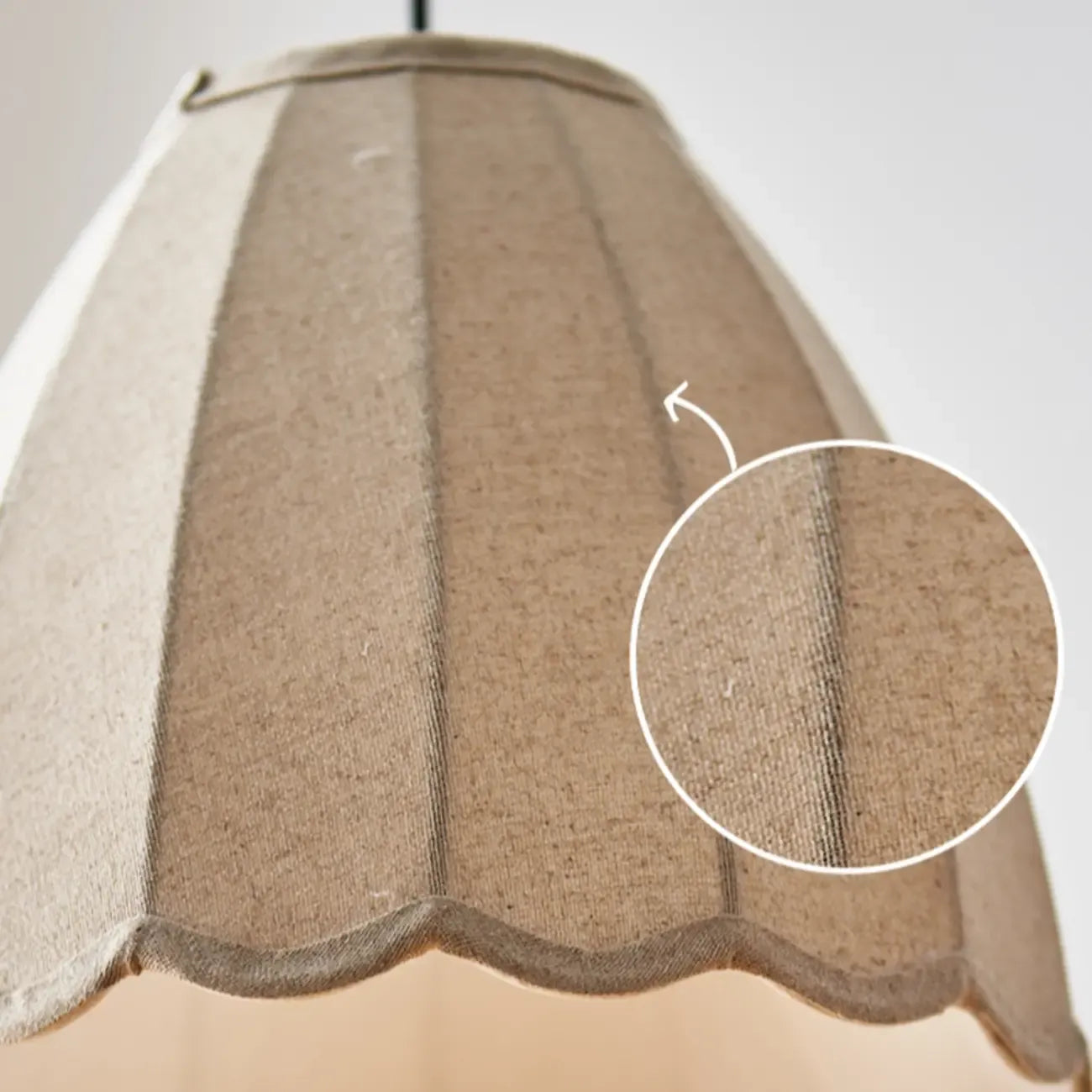 Suspension en tissu beige en forme de cloche