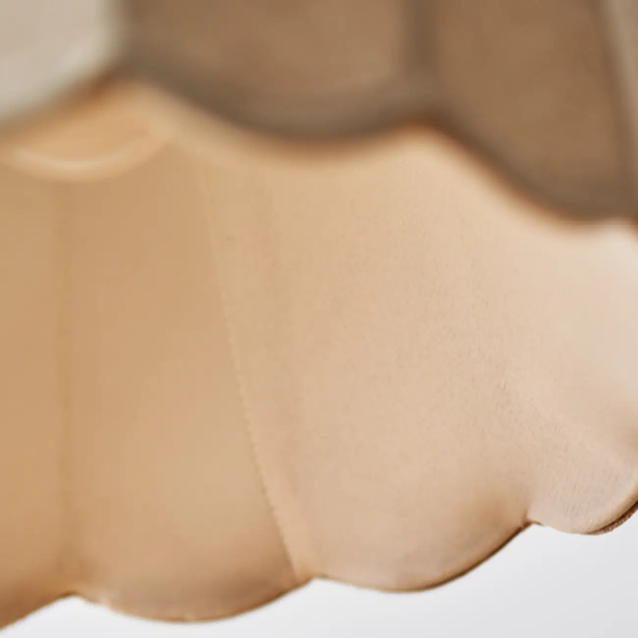 Suspension en tissu beige en forme de cloche