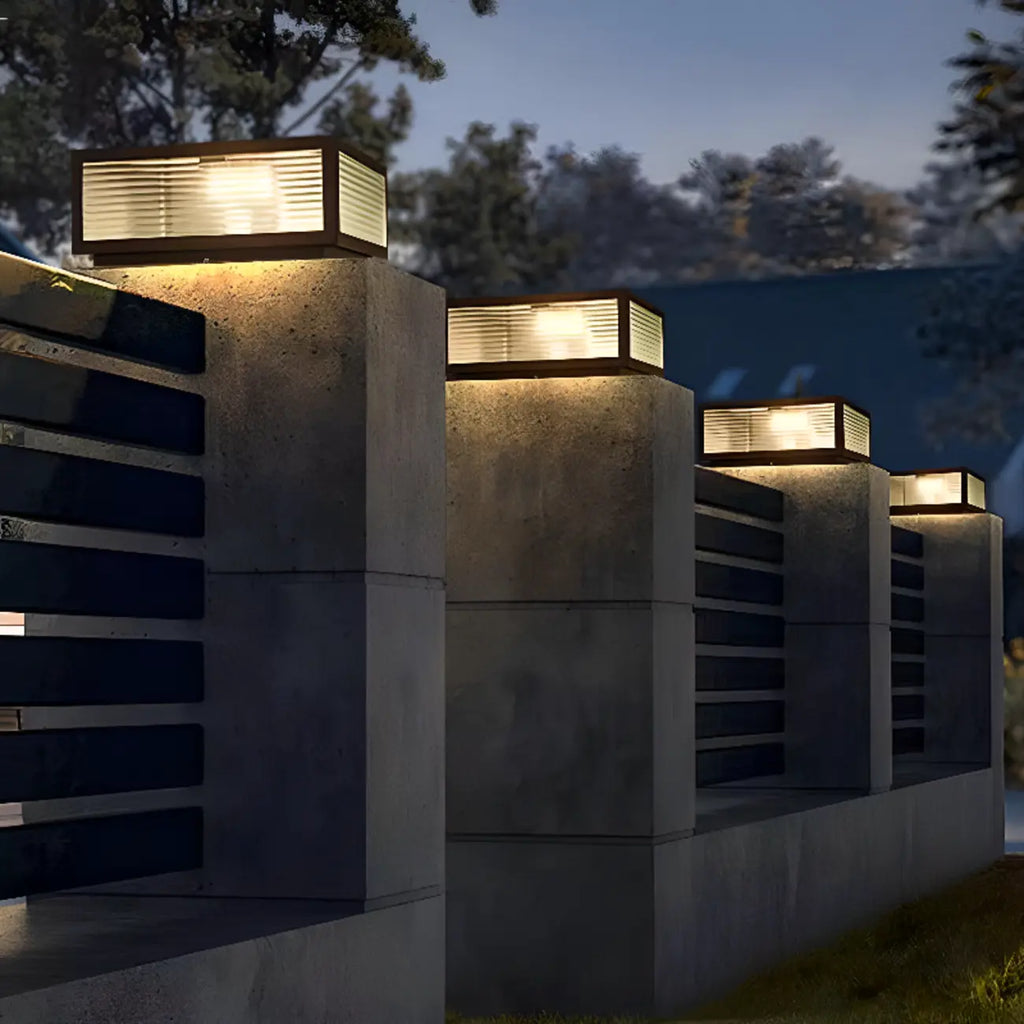 Lampes solaires carrées noires pour poteaux d'extérieur en métal