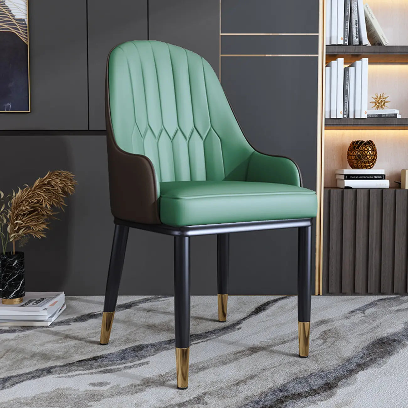 Chaise de salle à manger glamour en similicuir avec dossier incurvé et accoudoirs