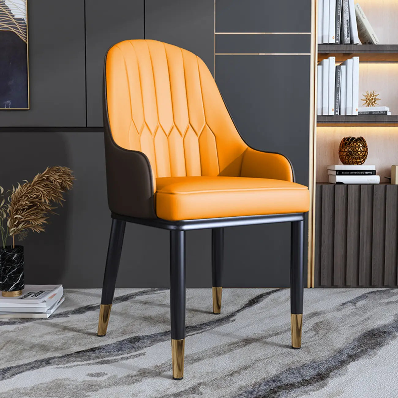 Chaise de salle à manger glamour en similicuir avec dossier incurvé et accoudoirs