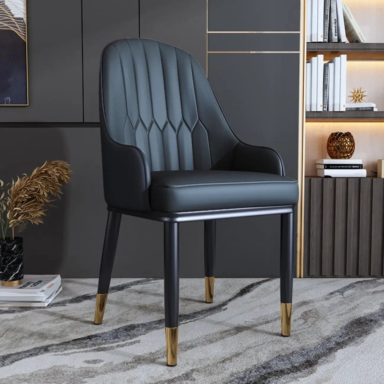 Chaise de salle à manger glamour en similicuir avec dossier incurvé et accoudoirs