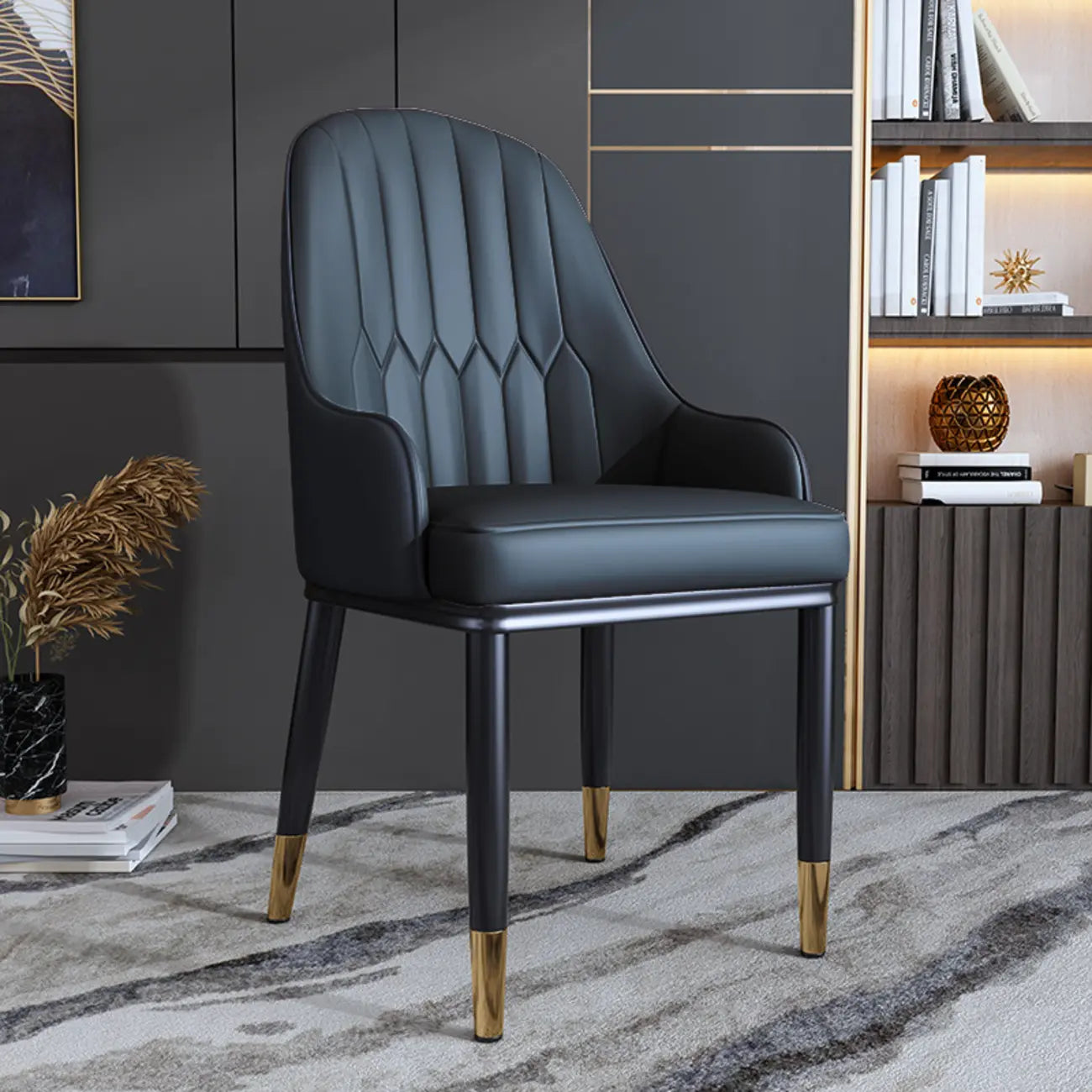 Chaise de salle à manger glamour en similicuir avec dossier incurvé et accoudoirs