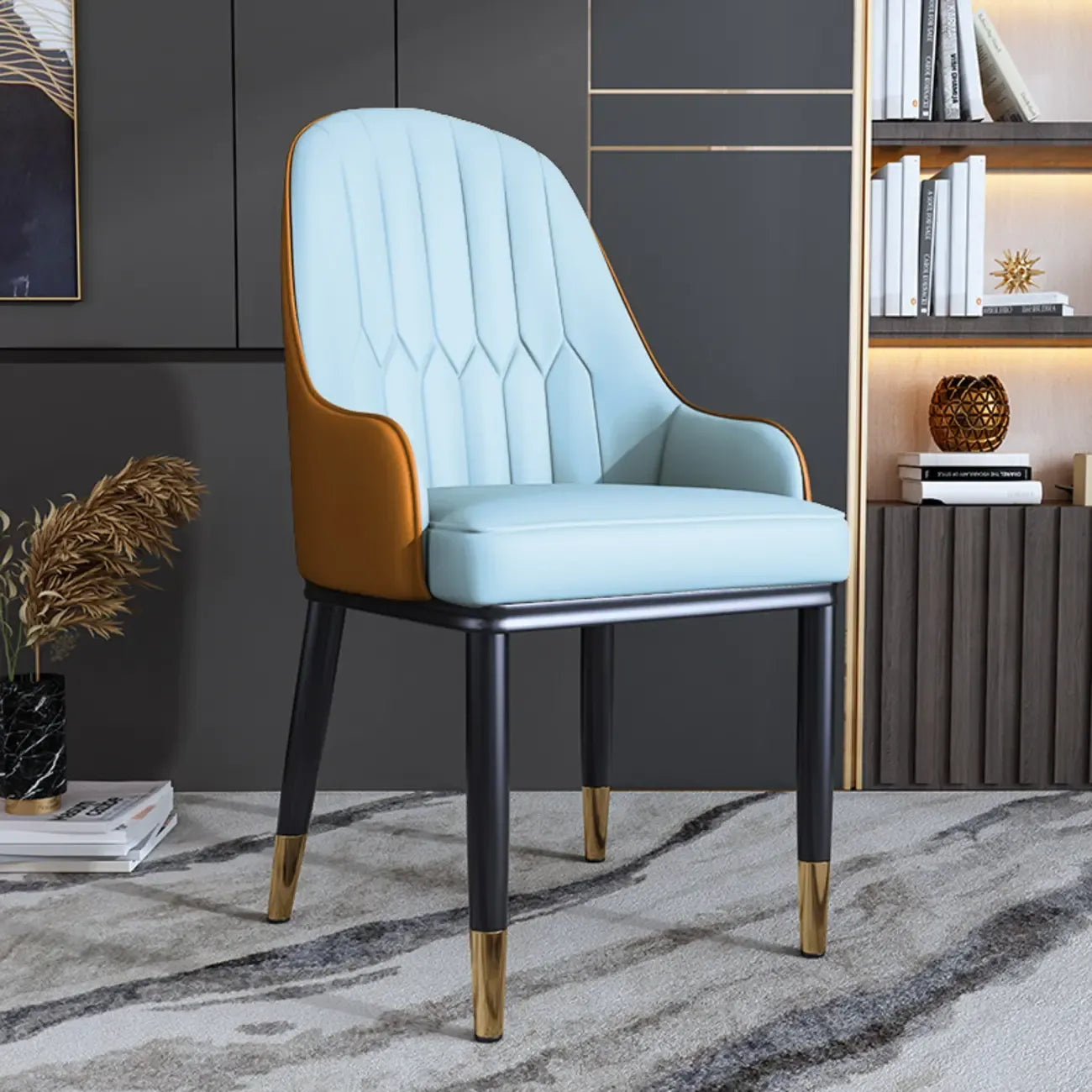 Chaise de salle à manger glamour en similicuir avec dossier incurvé et accoudoirs