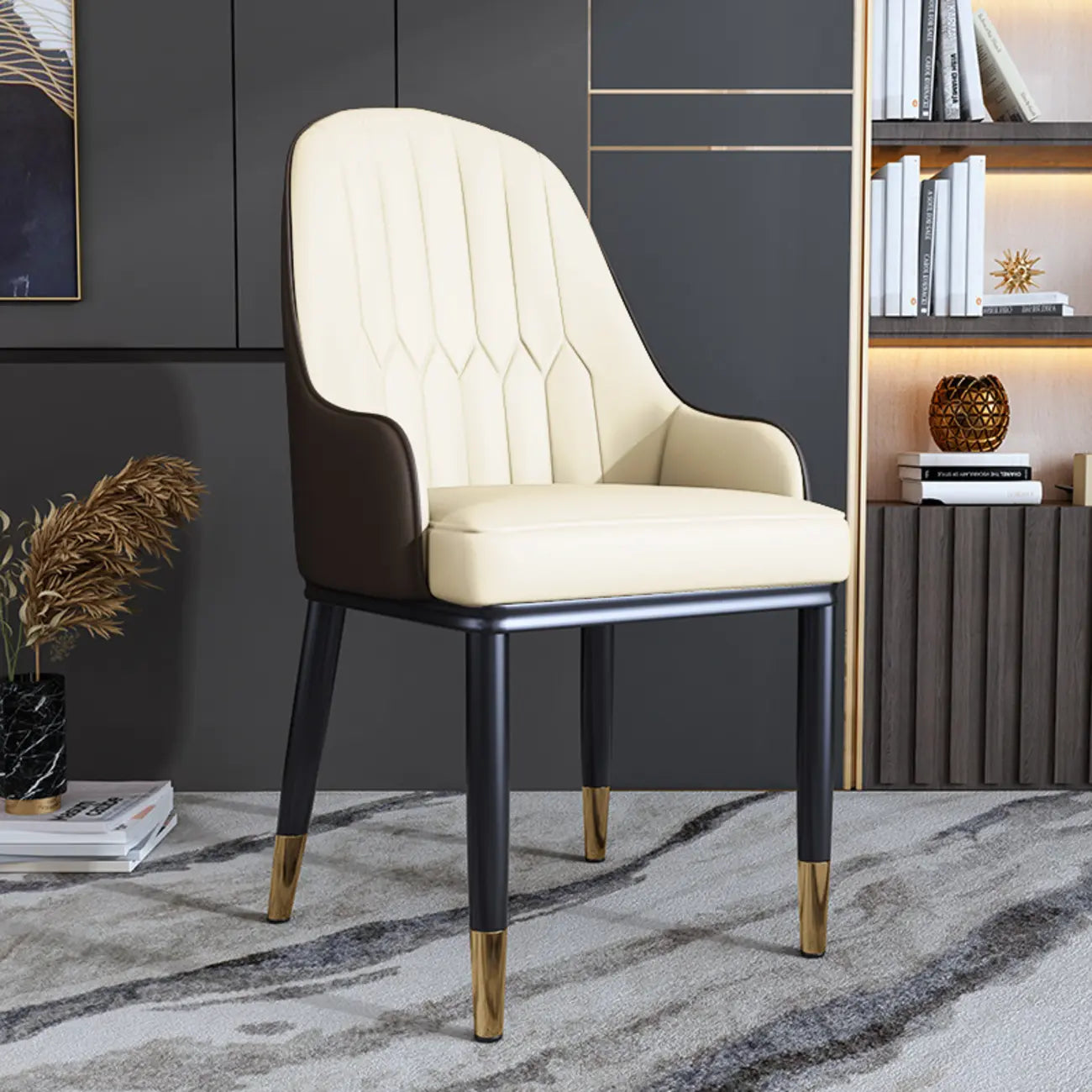 Chaise de salle à manger glamour en similicuir avec dossier incurvé et accoudoirs