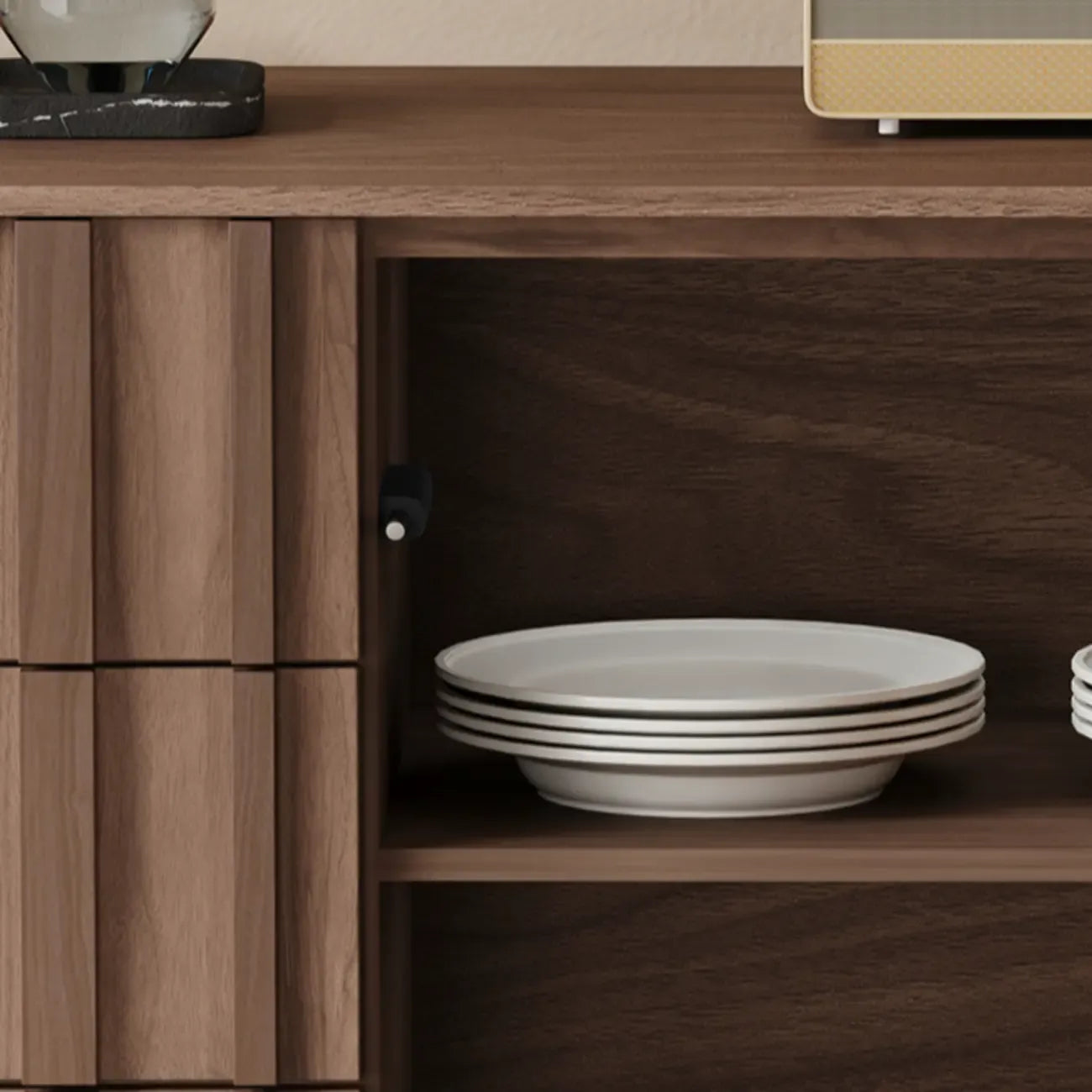 Armoire de rangement utilitaire en bois brun ondulé de style moderne du milieu du siècle