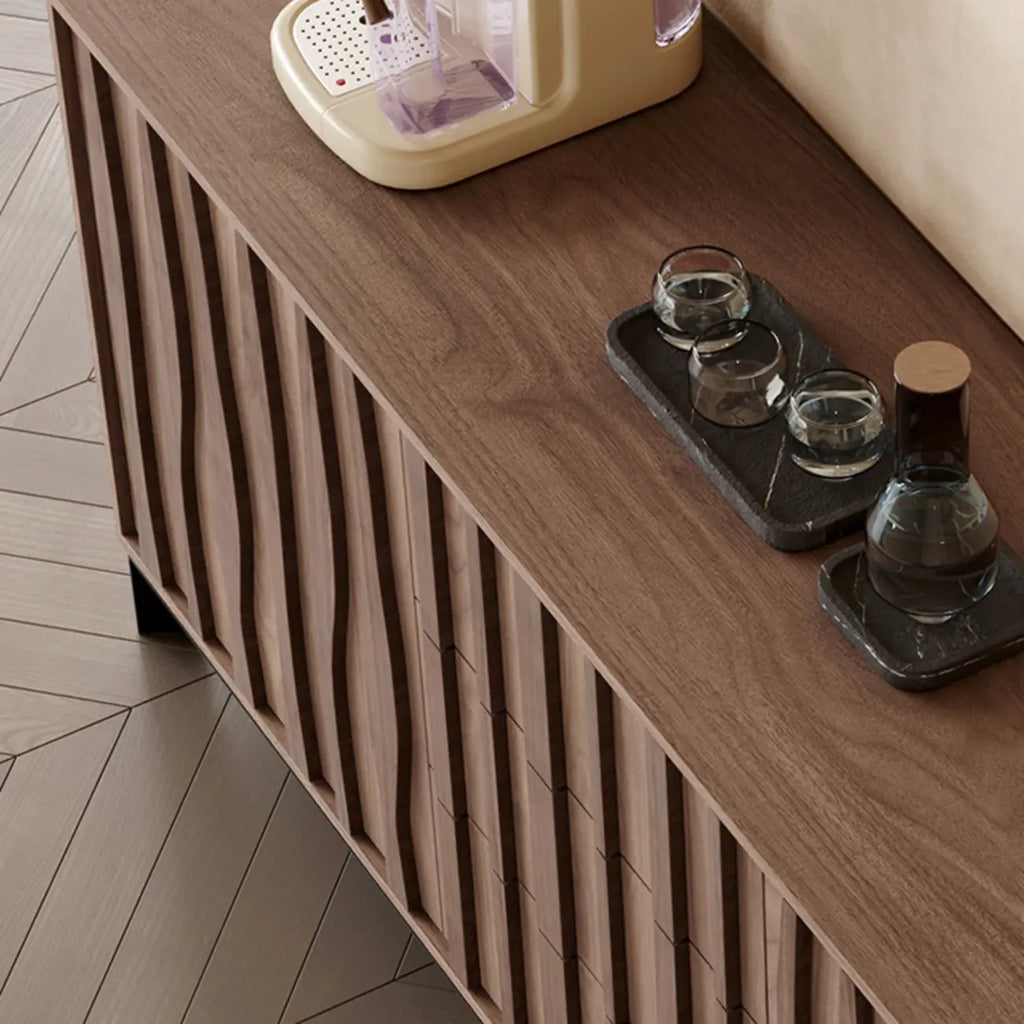 Armoire de rangement utilitaire en bois brun ondulé de style moderne du milieu du siècle