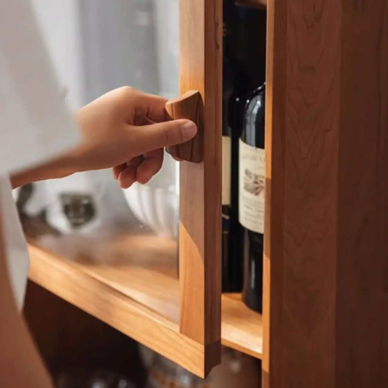 Armadietto multiuso a 3 ripiani in legno di ciliegio naturale, vetro e rattan