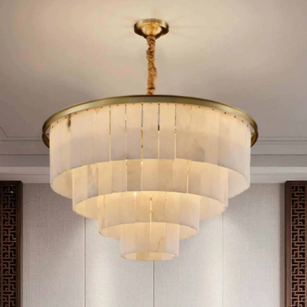 Lustre circulaire classique à plusieurs niveaux en albâtre doré
