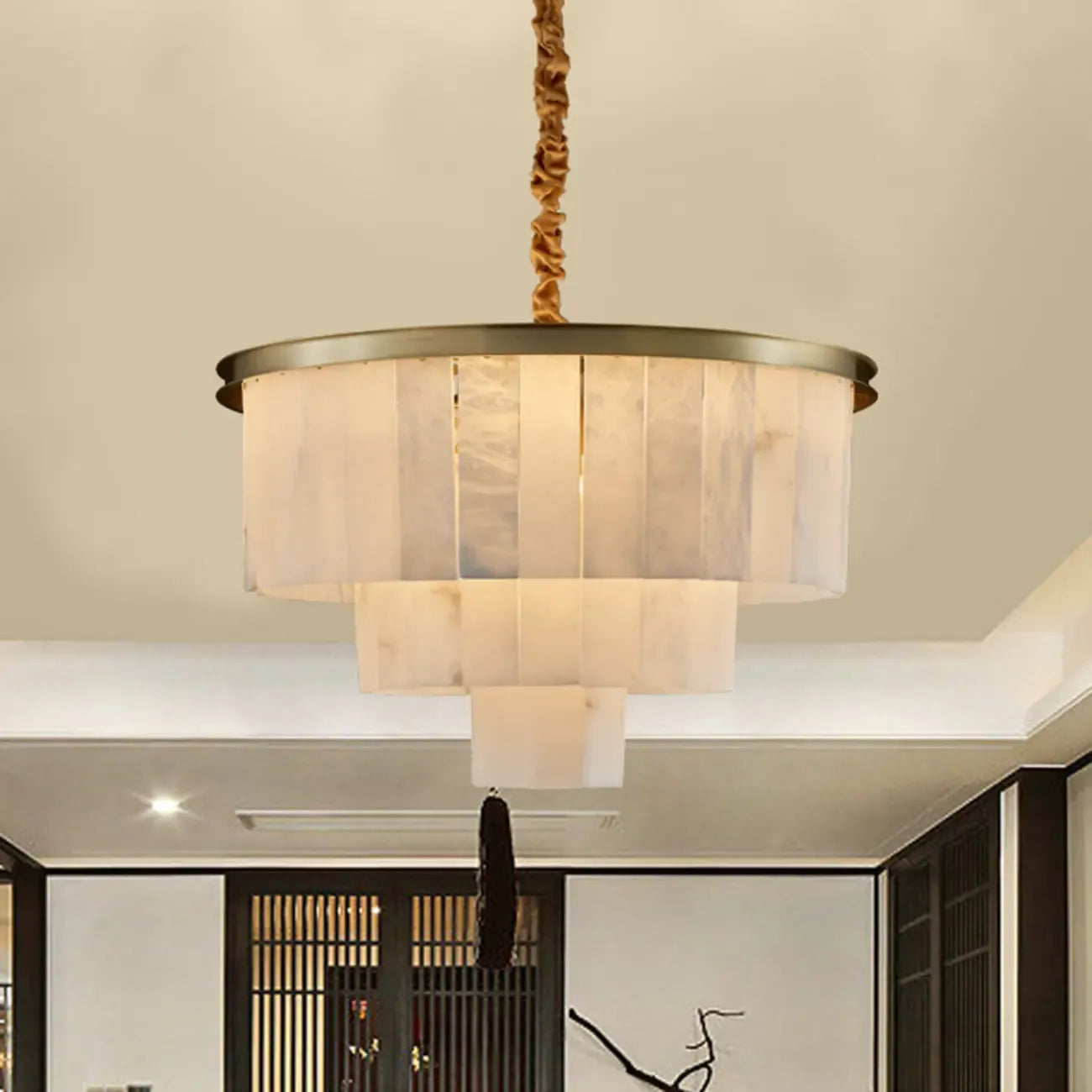 Lustre circulaire classique à plusieurs niveaux en albâtre doré