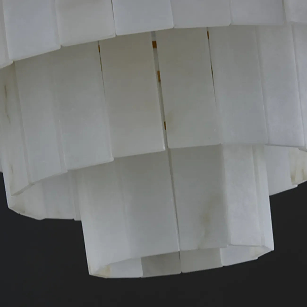 Lustre circulaire classique à plusieurs niveaux en albâtre doré