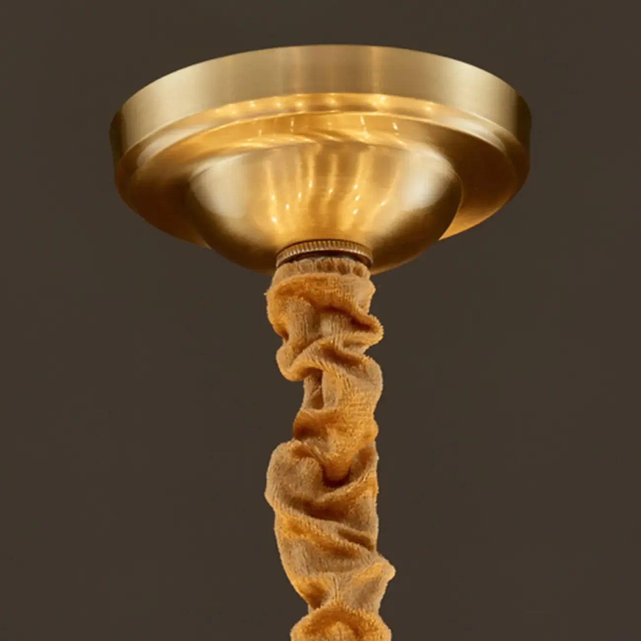 Lustre circulaire classique à plusieurs niveaux en albâtre doré