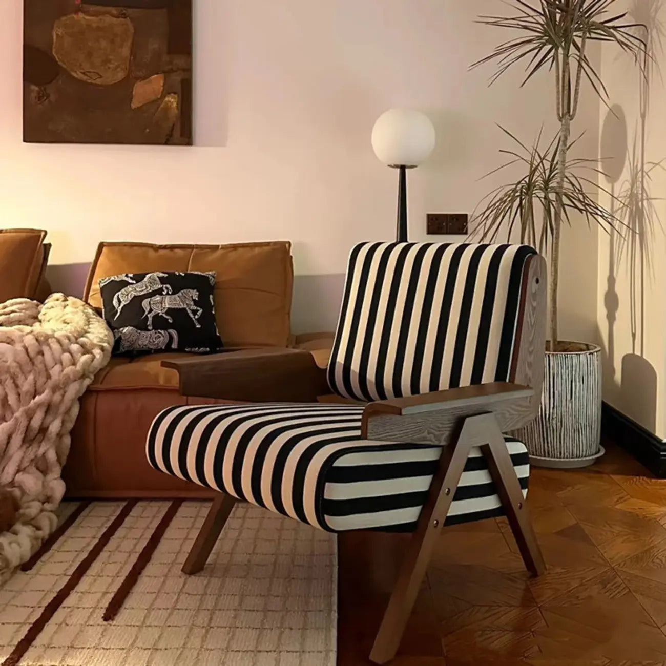 Fauteuil d'appoint moderne en tissu avec structure en bois pour salon