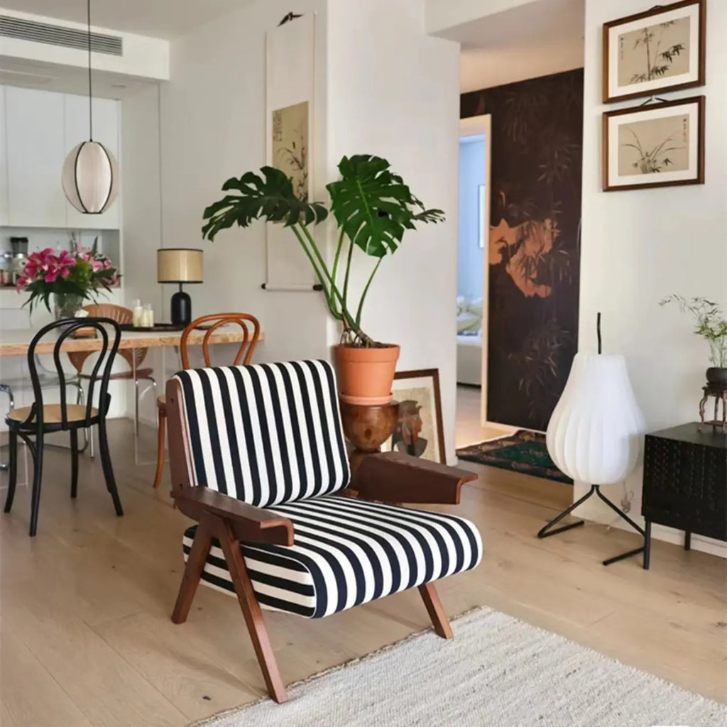 Fauteuil d'appoint moderne en tissu avec structure en bois pour salon