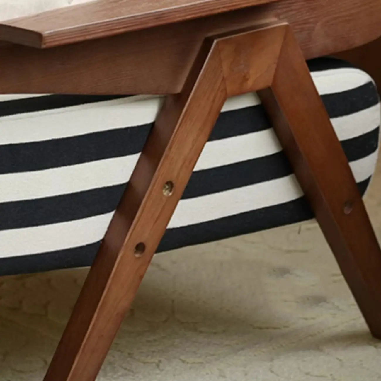 Fauteuil d'appoint moderne en tissu avec structure en bois pour salon