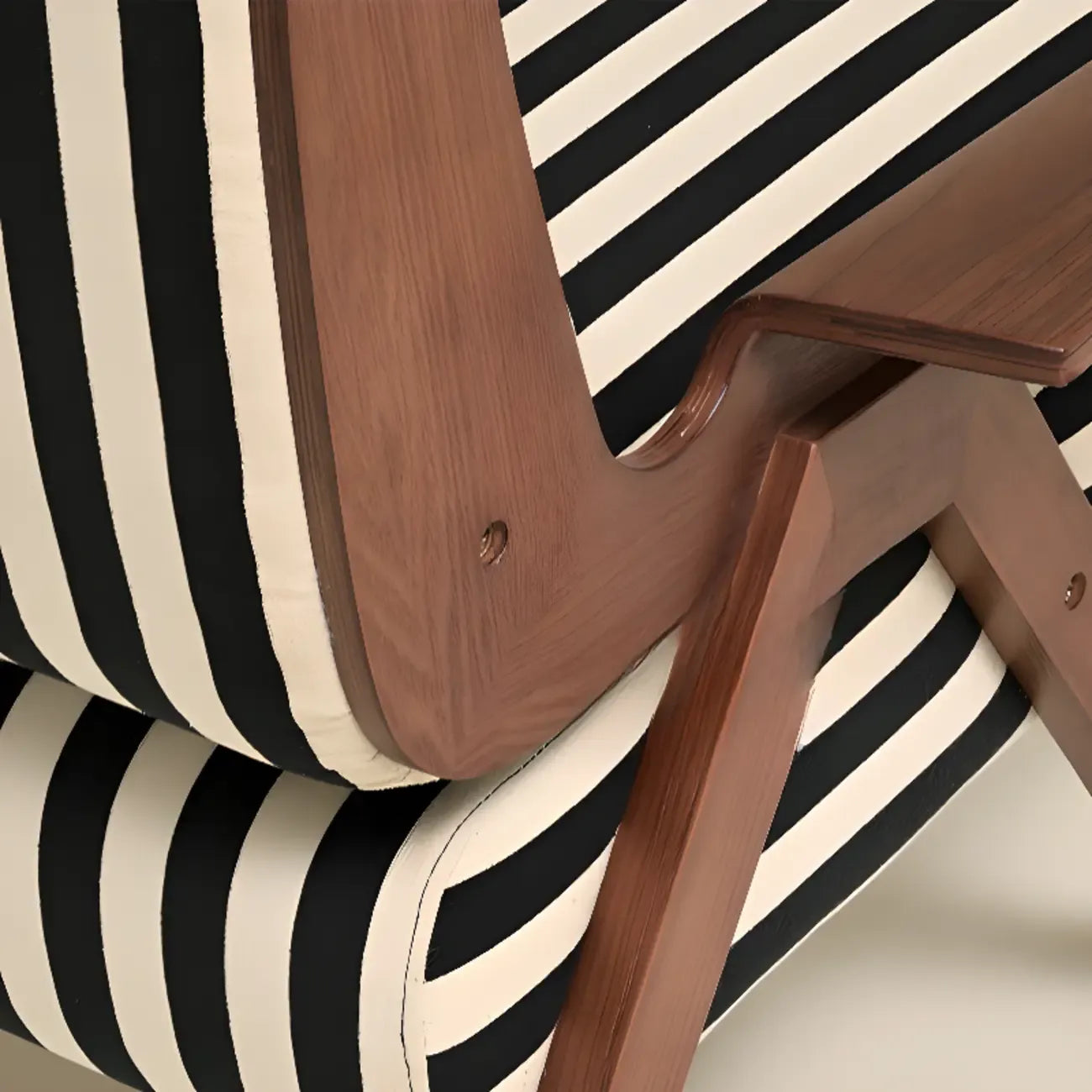 Fauteuil d'appoint moderne en tissu avec structure en bois pour salon