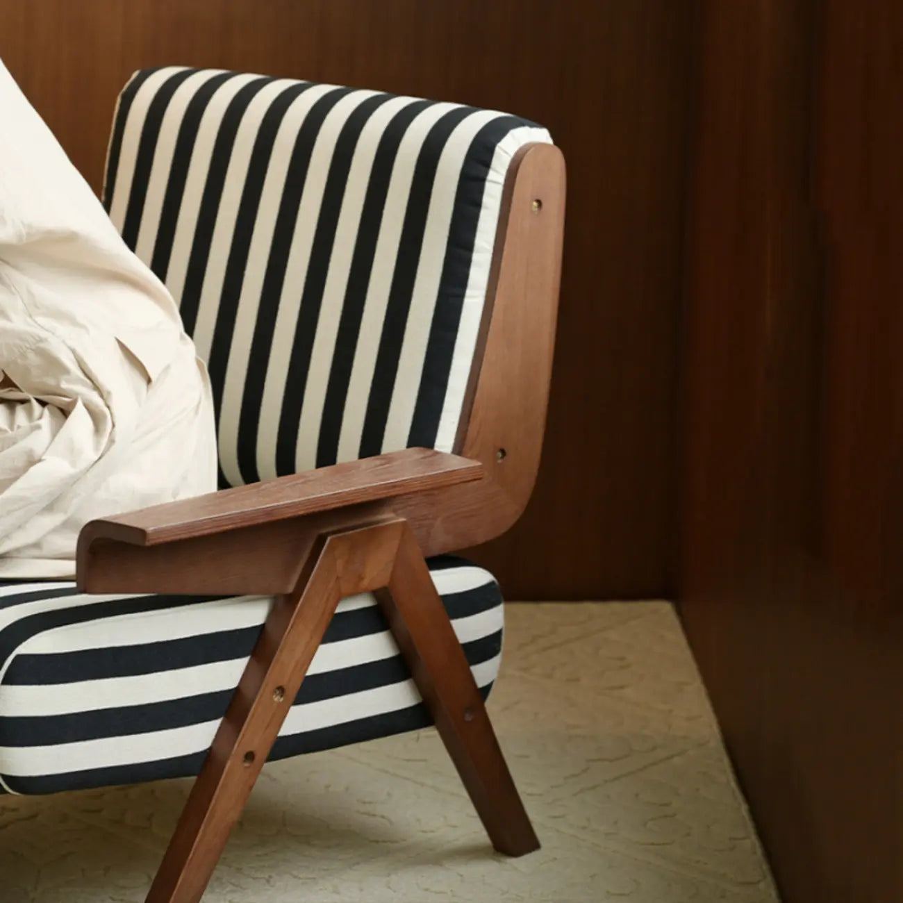 Fauteuil d'appoint moderne en tissu avec structure en bois pour salon