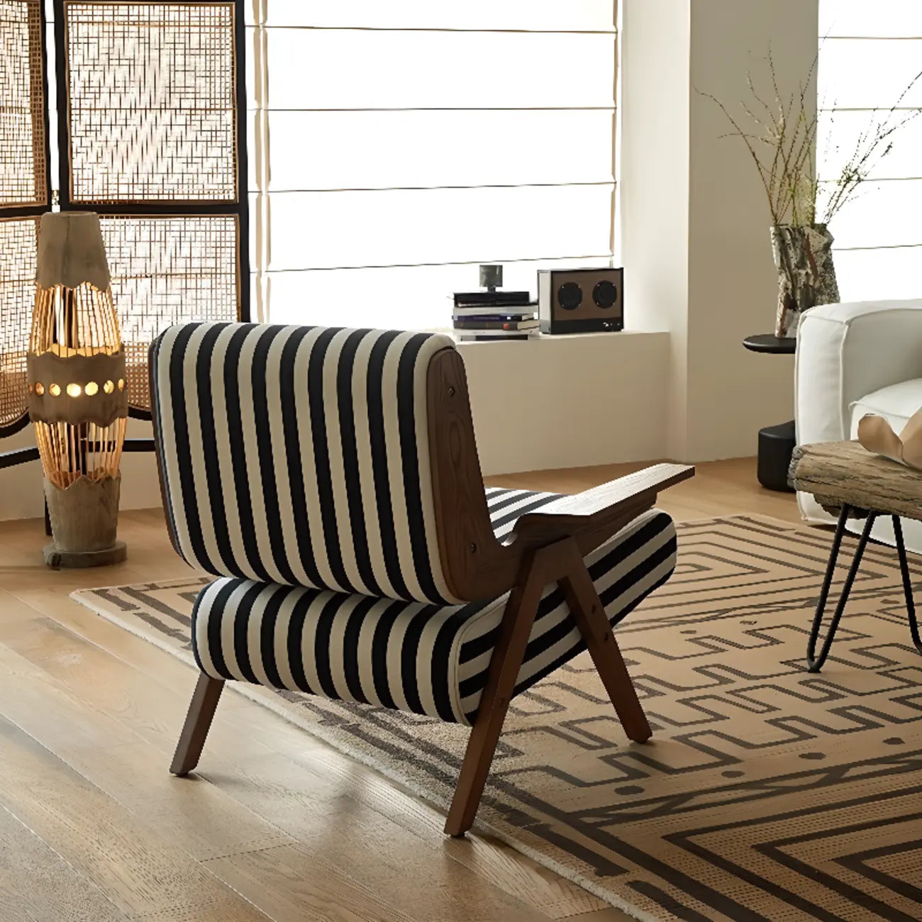 Fauteuil d'appoint moderne en tissu avec structure en bois pour salon