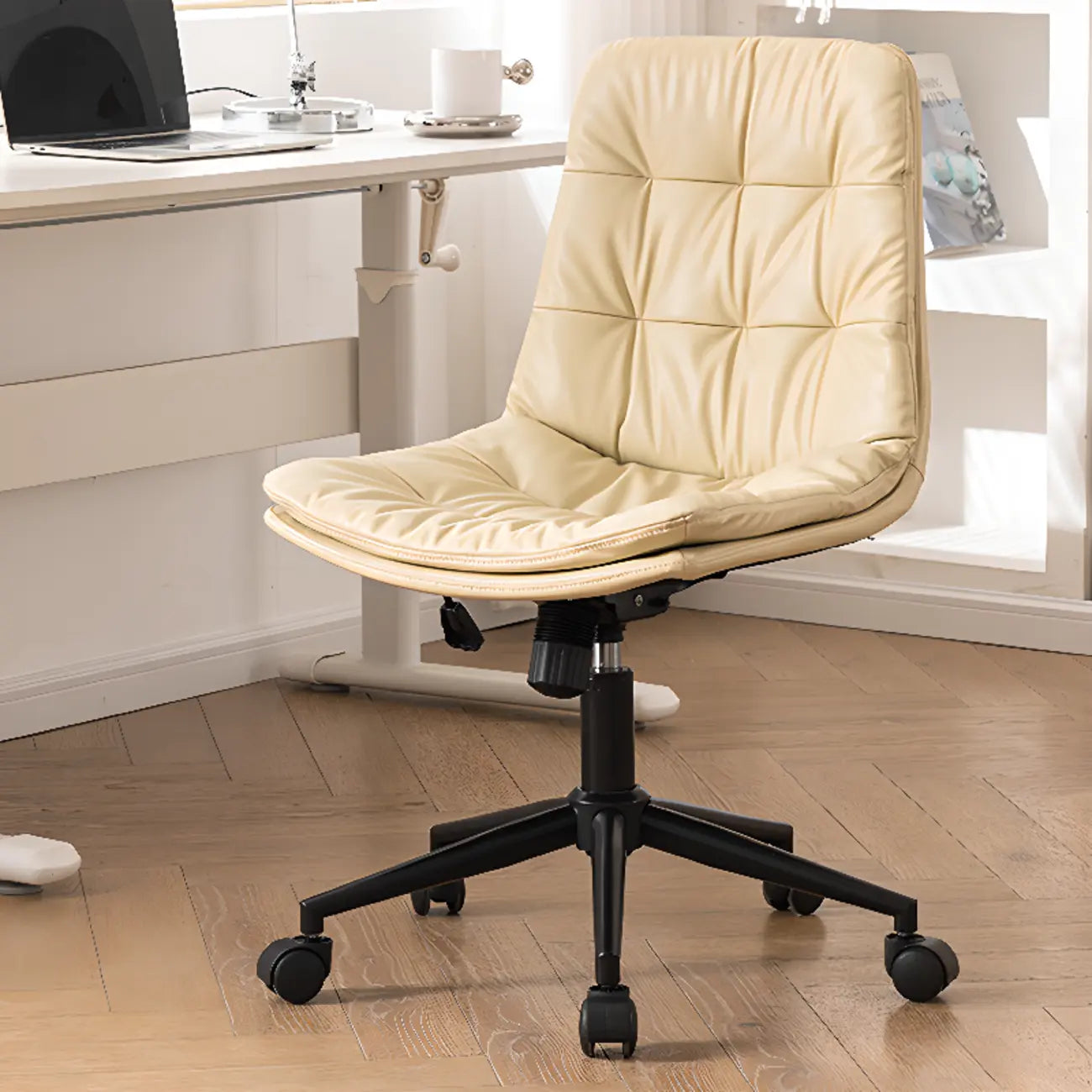 Fauteuil de bureau pivotant réglable en similicuir beige moderne