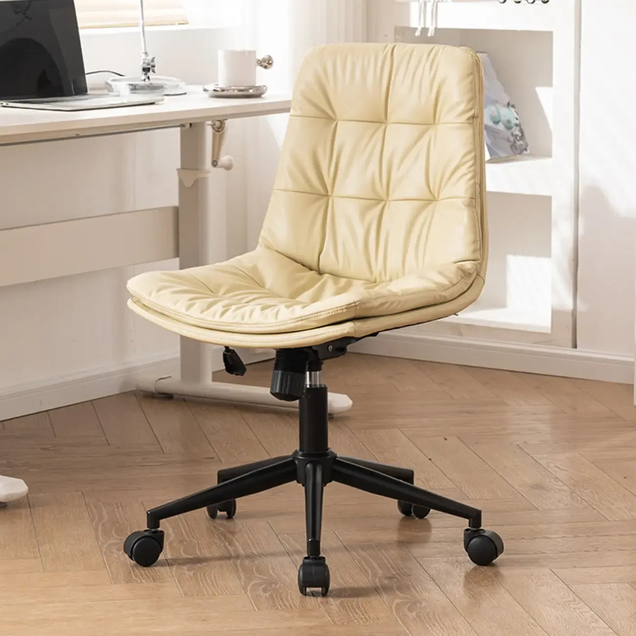 Fauteuil de bureau pivotant réglable en similicuir beige moderne