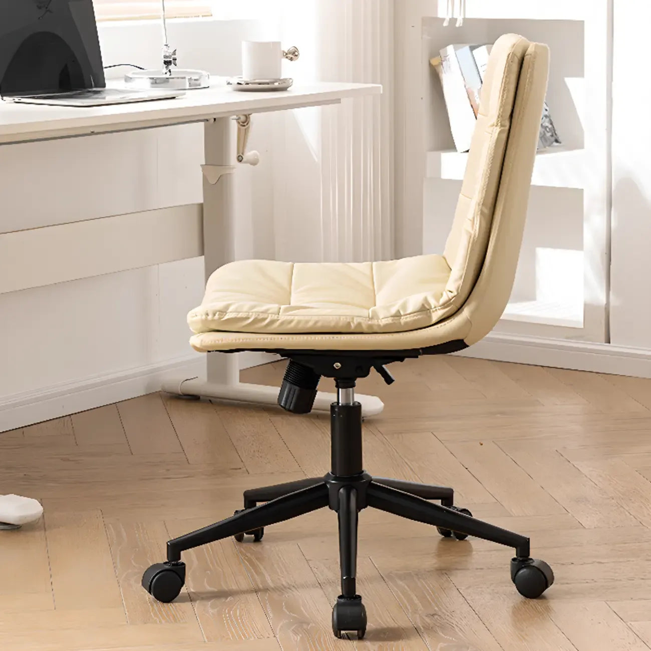 Fauteuil de bureau pivotant réglable en similicuir beige moderne