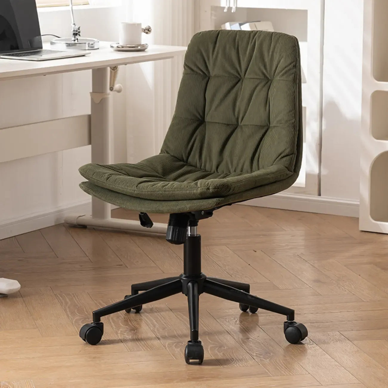 Fauteuil de bureau pivotant réglable en similicuir beige moderne