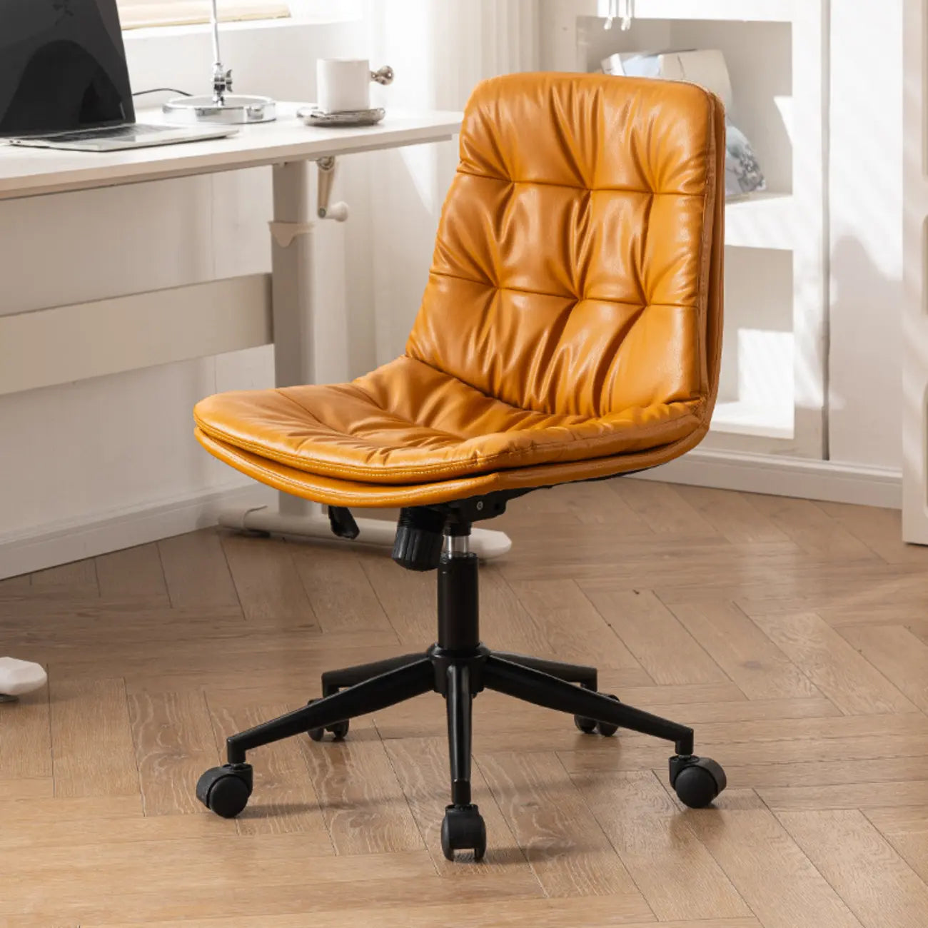Fauteuil de bureau pivotant réglable en similicuir beige moderne