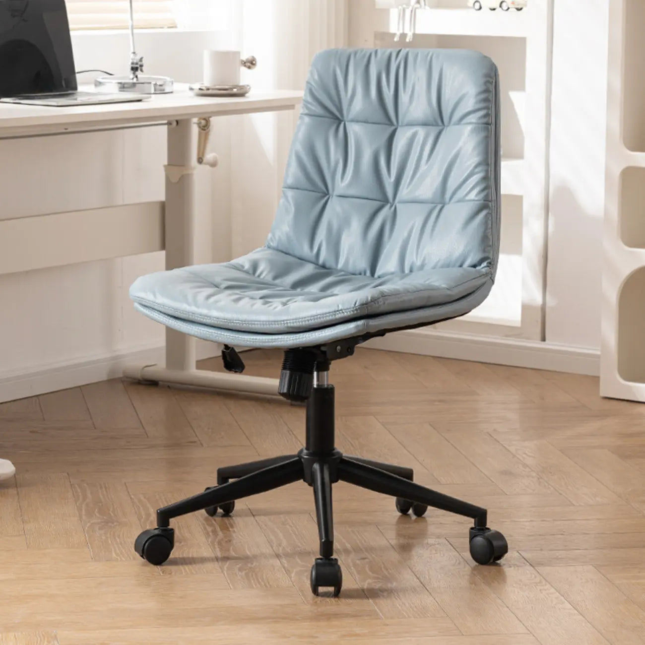 Fauteuil de bureau pivotant réglable en similicuir beige moderne