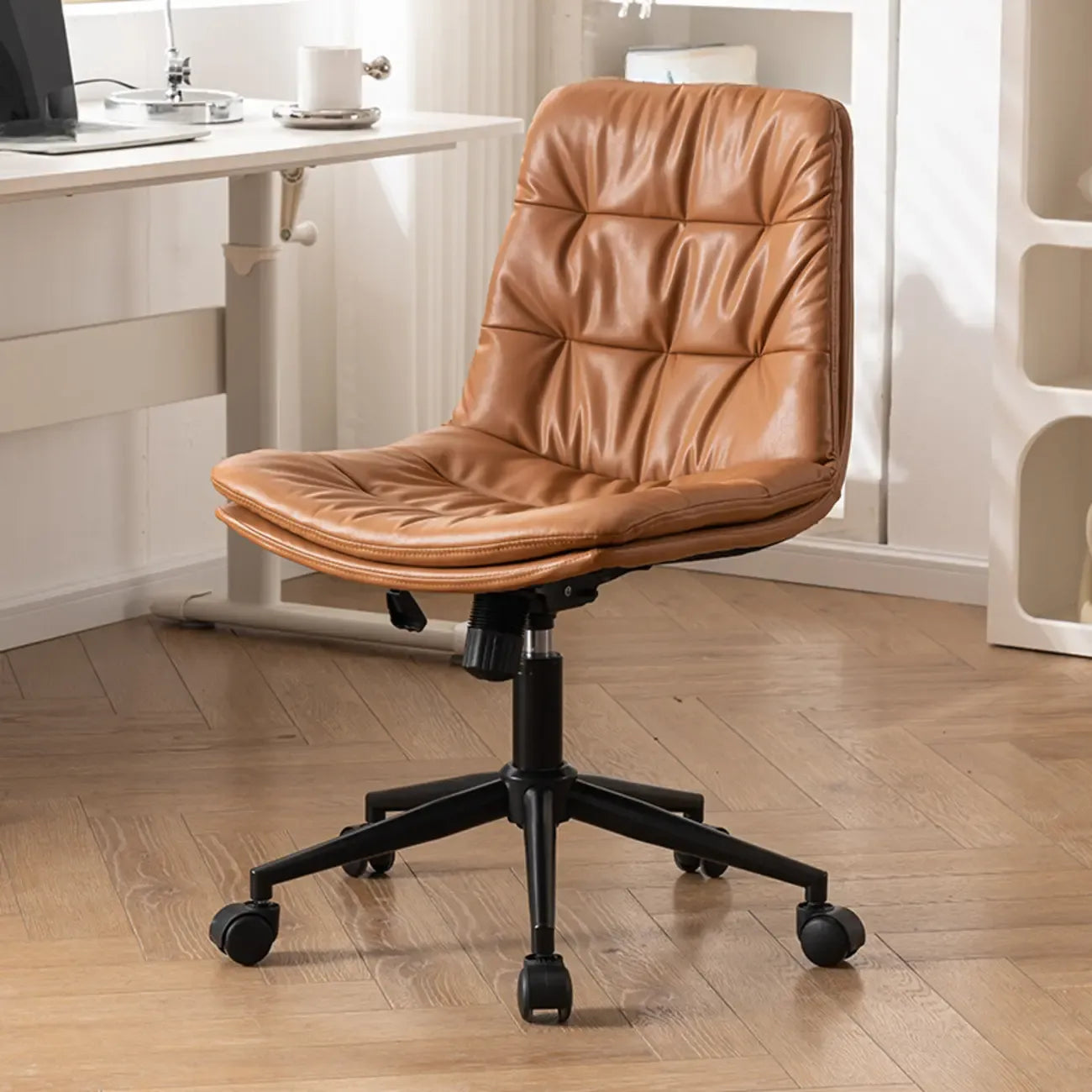 Fauteuil de bureau pivotant réglable en similicuir beige moderne