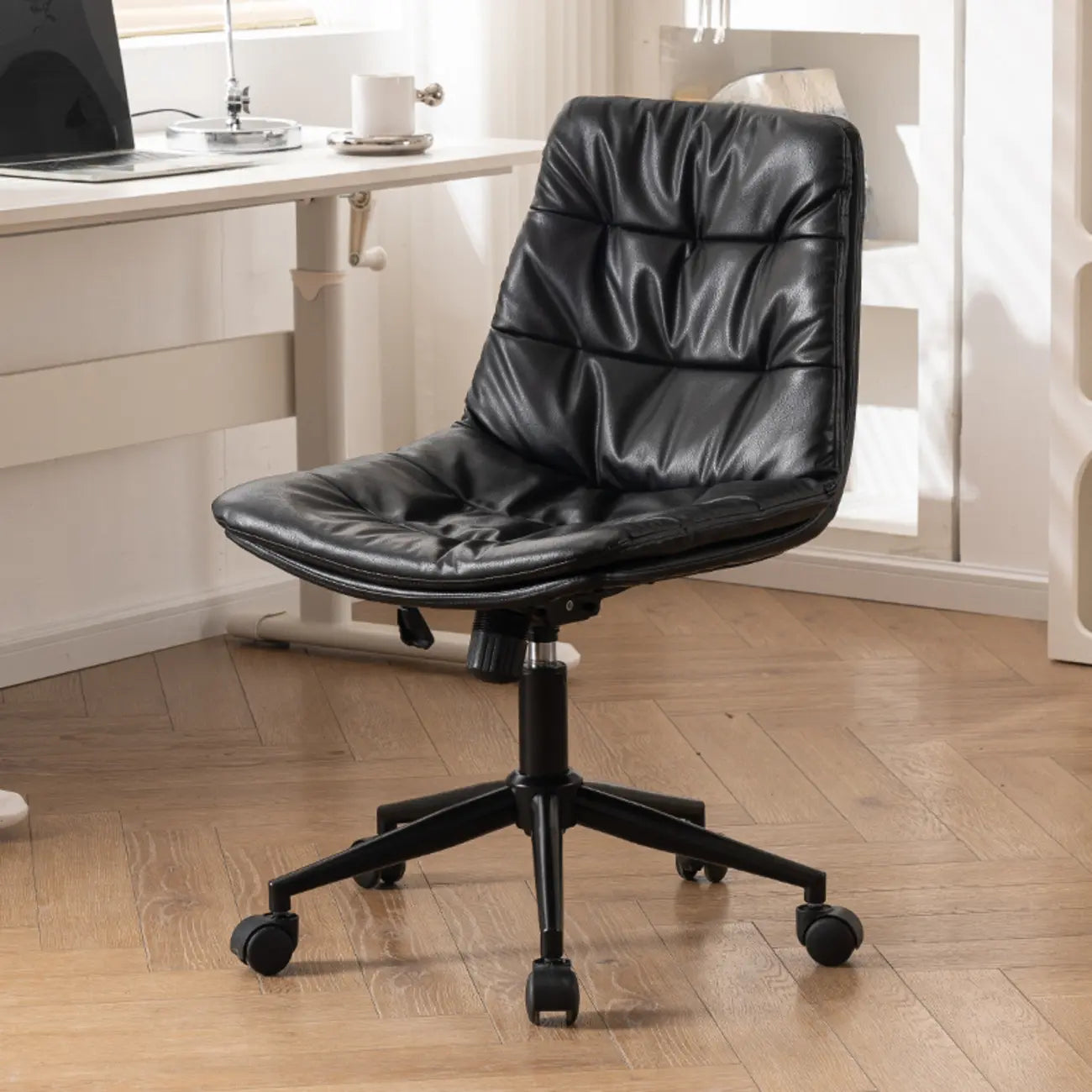 Fauteuil de bureau pivotant réglable en similicuir beige moderne