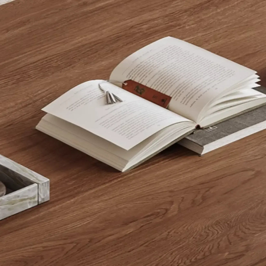 Meuble TV moderne en bois brun avec tiroirs et rangement ouvert, modèle 122