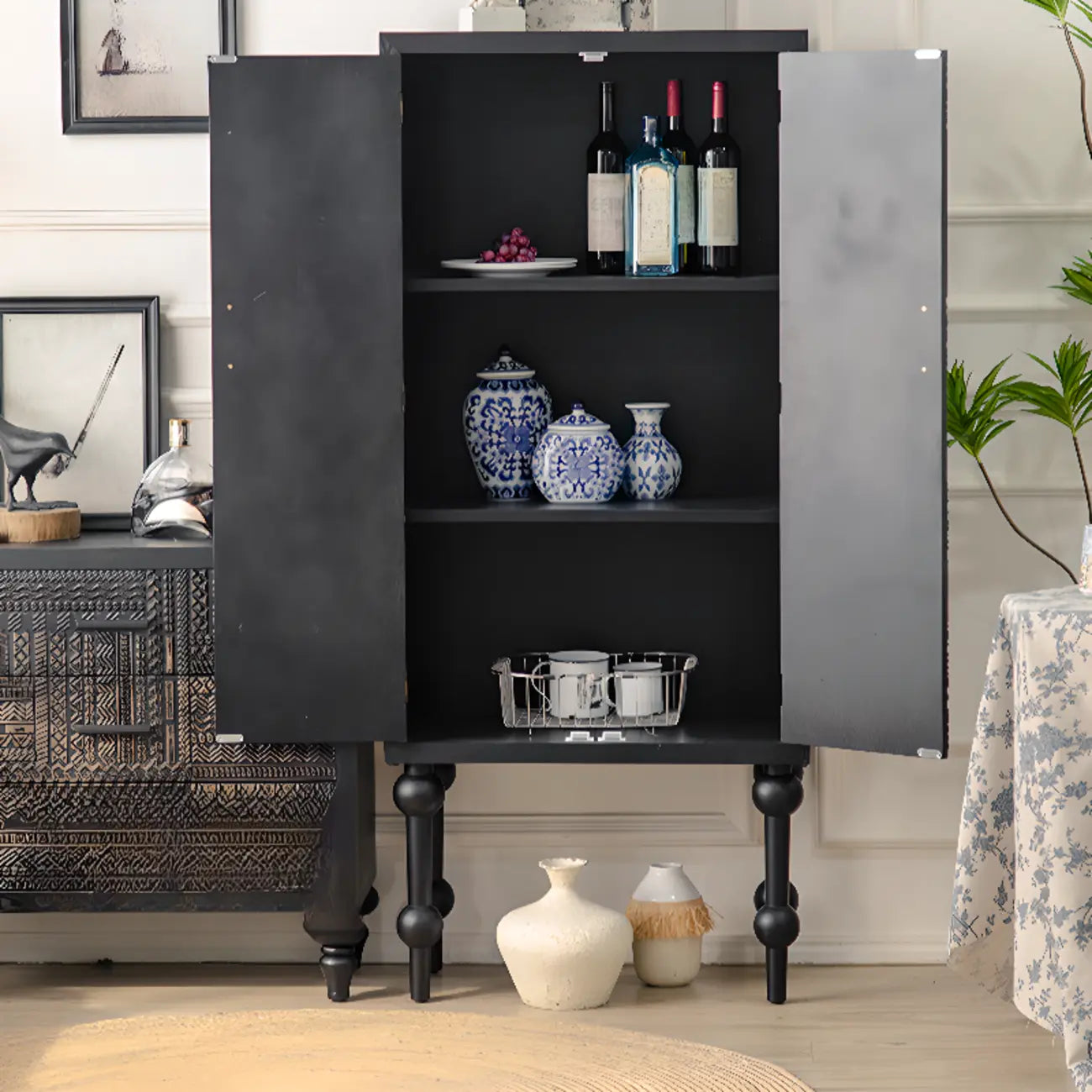 Meuble de salon moderne en bois noir finement sculpté